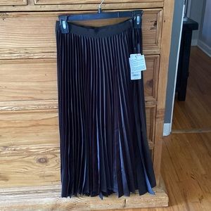 NWT- black pleated skirt